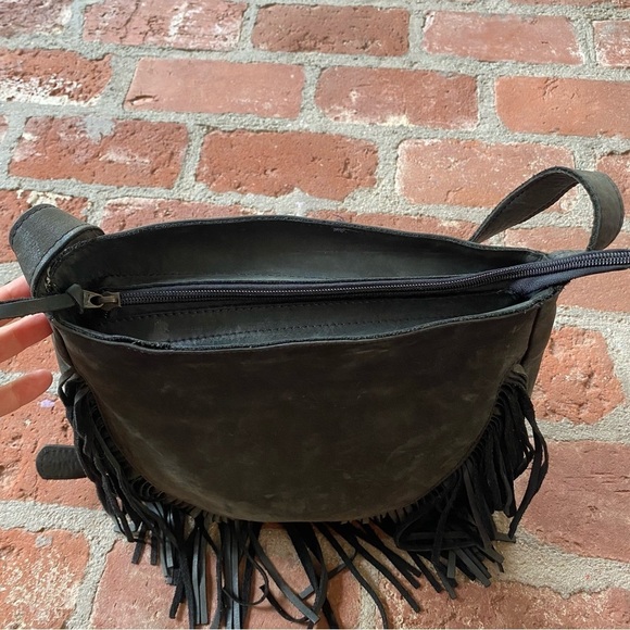 Veggio Fringed Cowgirl Distressed cross body black leather flap bag paisley - Picture 8 of 16